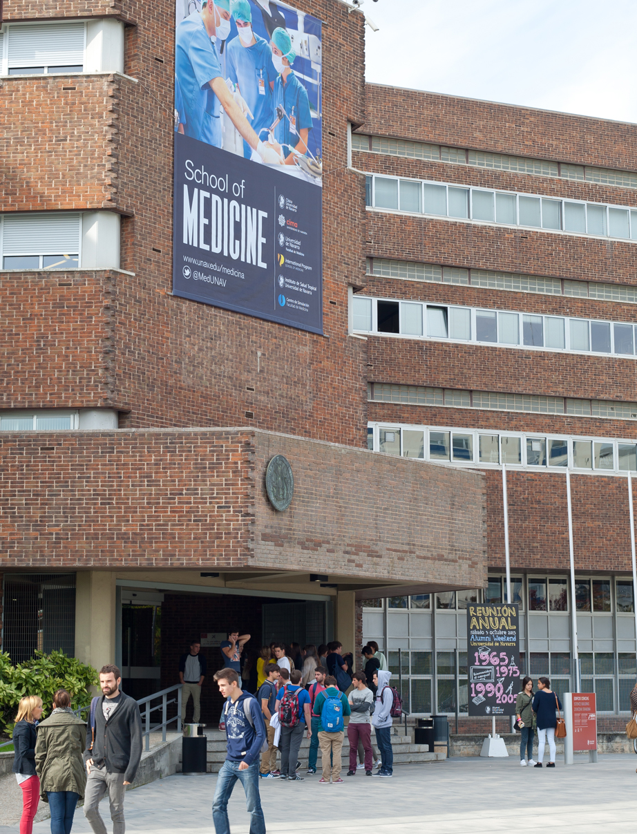 Alumnos en la entrada del Hexágono