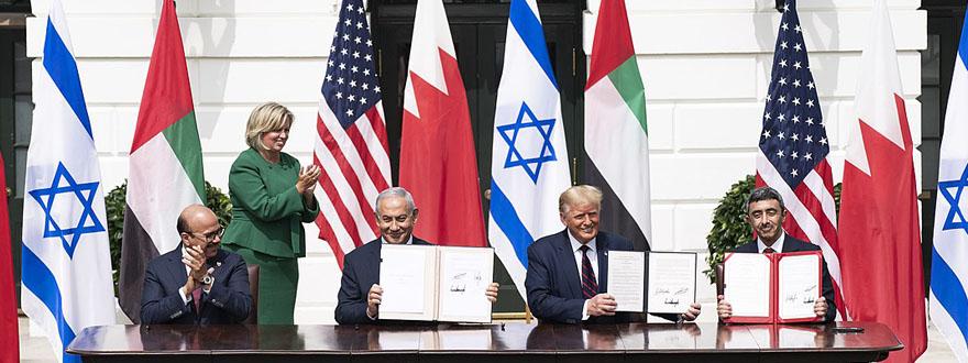 Los ministros de Exteriores de Bahréin y EAU firman con el ‘premier’ israelí los Acuerdos Abraham, en septiembre de 2020 [Casa Blanca]