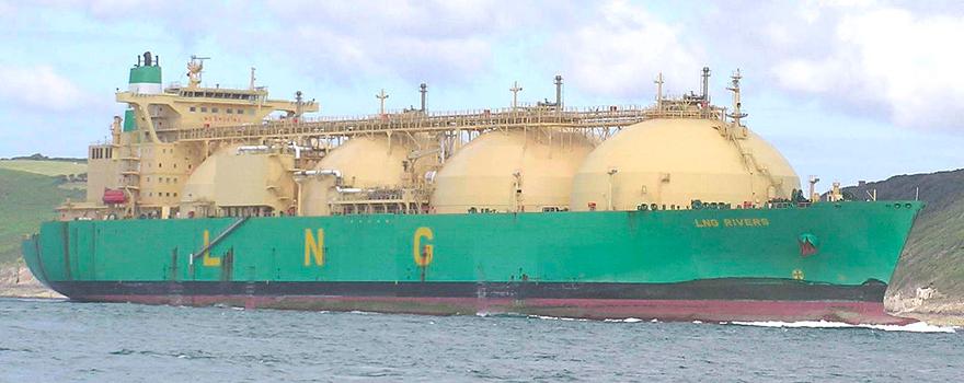 Un carguero de gas natural licuado (GNL; en inglés: LNG) [Pline]