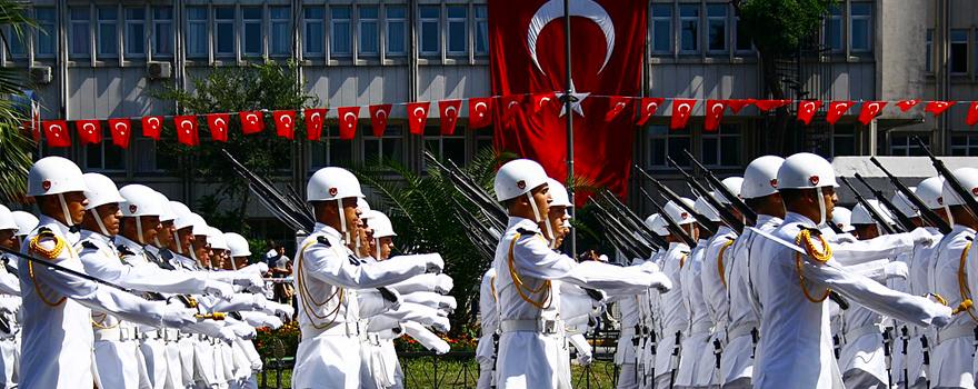 Desfile de miembros de la Fuerza Naval de Turquía [Nérostrateur]