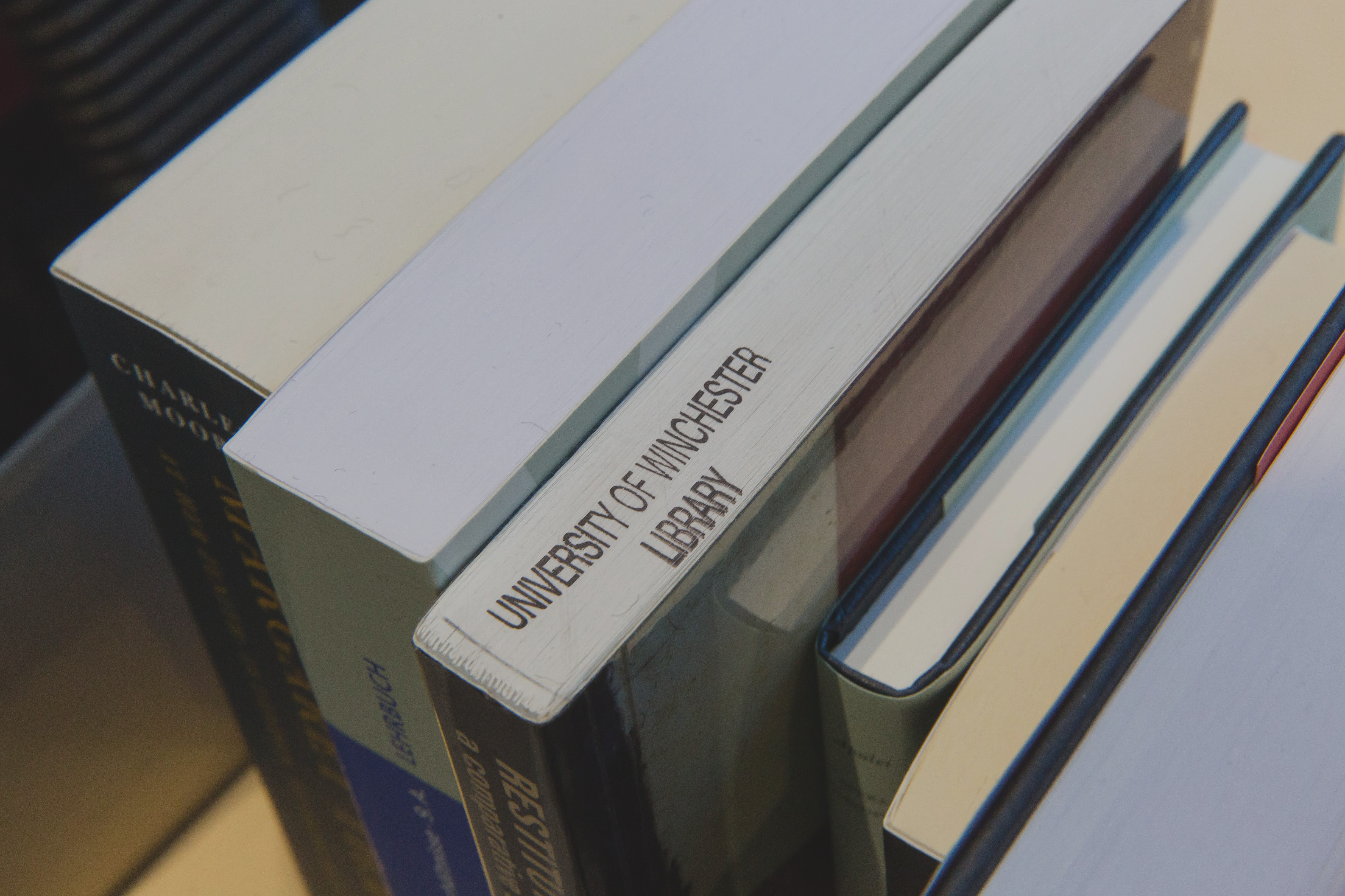 Imagen decorativa de unos libros