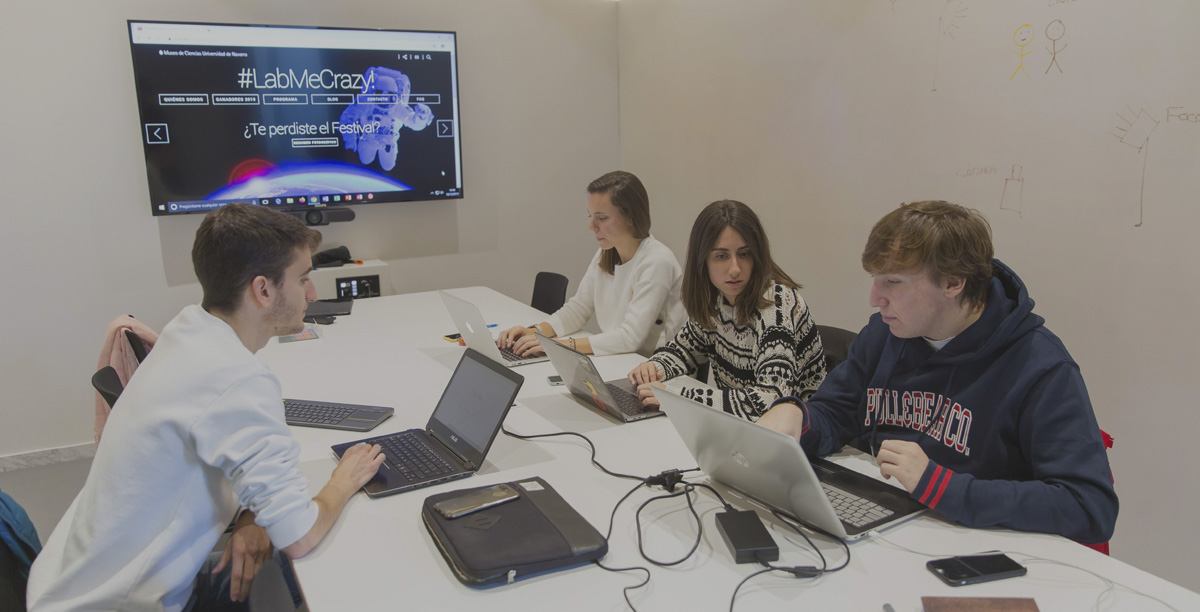 Imagen de unos usuarios usando la sala de videoconferencias de la Biblioteca Central