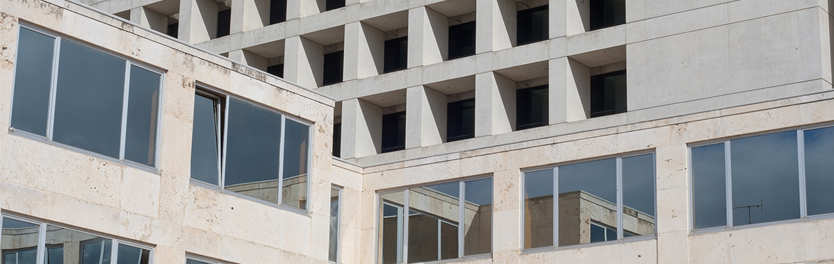 El Instituto Martín de Azpilcueta tiene su sede en el Edificio de Bibliotecas.