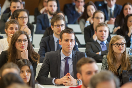 Equipo presentando un caso en UNICC