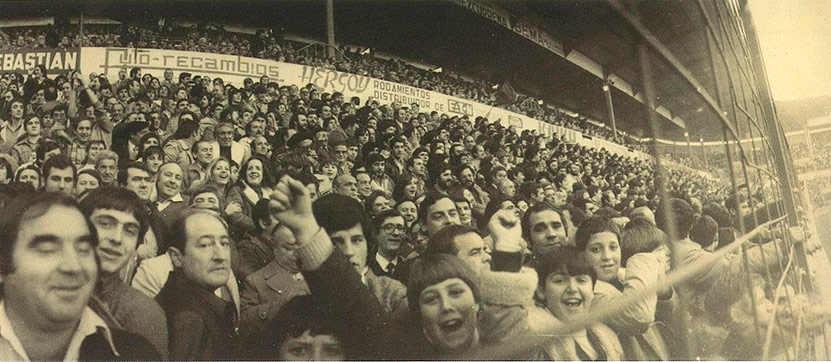 Un joven Javier Azanza, en el centro de la imagen y con el brazo en alto, celebra un gol de Osasuna. En Azanza, J. (2007). Fútbol y arquitectura: estadios, las nuevas catedrales del siglo XXI.