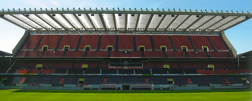 La tribuna preferencial del Sadar. En Azanza, J. (2007). Fútbol y arquitectura: estadios, las nuevas catedrales del siglo XXI.