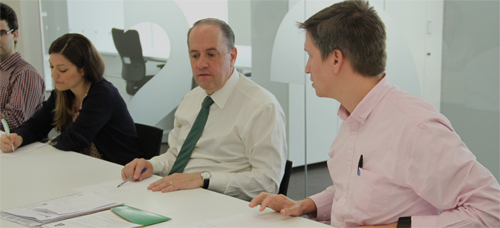 Jokin de Irala y Alfonso Osorio durante una de las reuniones de trabajo del proyecto EASH del ICS.