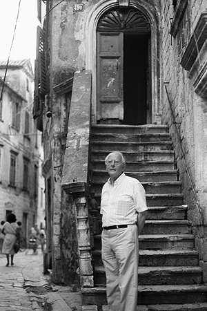 Al pie de la escalera de su casa natal en Kotor 1989 Al pie de la escalera de su casa natal en Kotor 1989