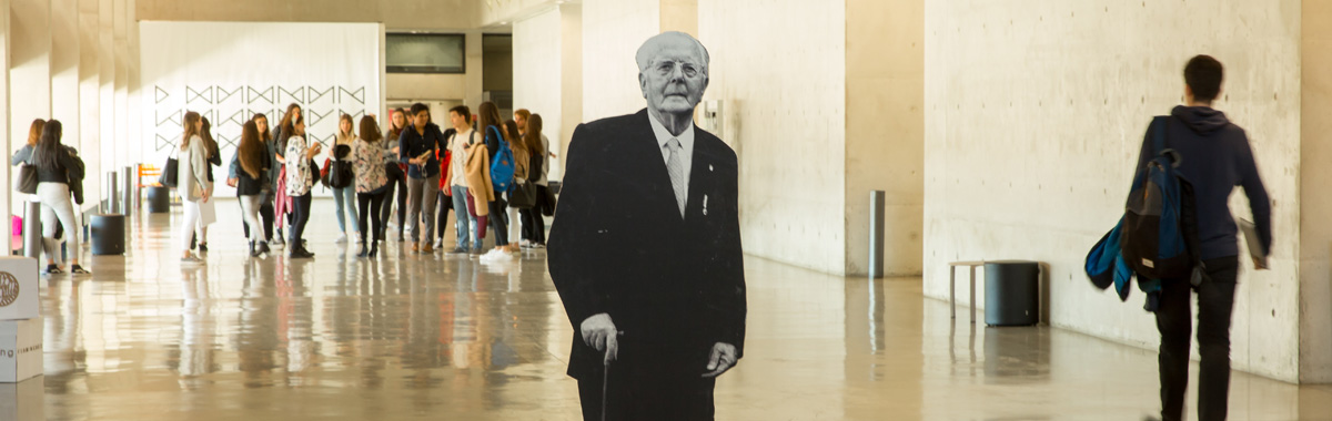 Luka Brajnovic en el hall de la Facultad de Comunicación