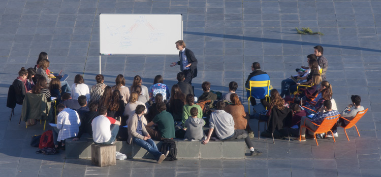 Clase del profesor Xavier Bringué al aire libre