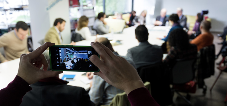 Consciente de que la comunicación digital está transformando las sociedades contemporáneas, impactando en las relaciones sociales, en la política, en el periodismo y en los negocios