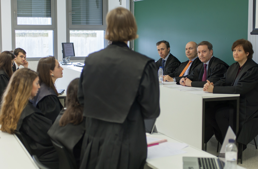 Alumnos y profesores de la Facultad durante la Litis Simulatio