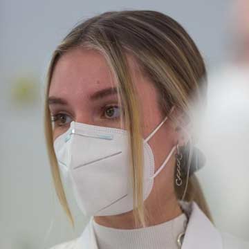 Estudiante de Enfermería con mascarilla