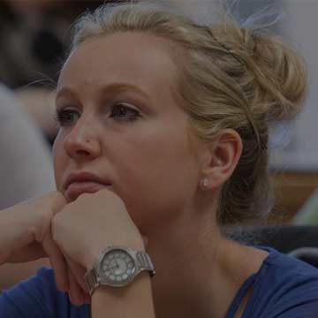Estudiante de Enfermería en clase
