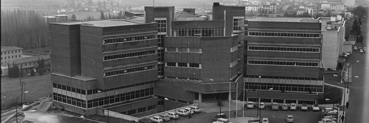 Edificio de la Facultad de Medicina en el año 1971