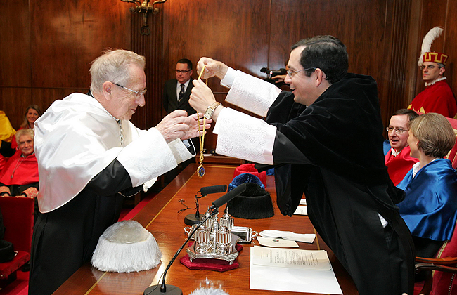 Medalla de Oro a uno de los pioneros de la Facultad