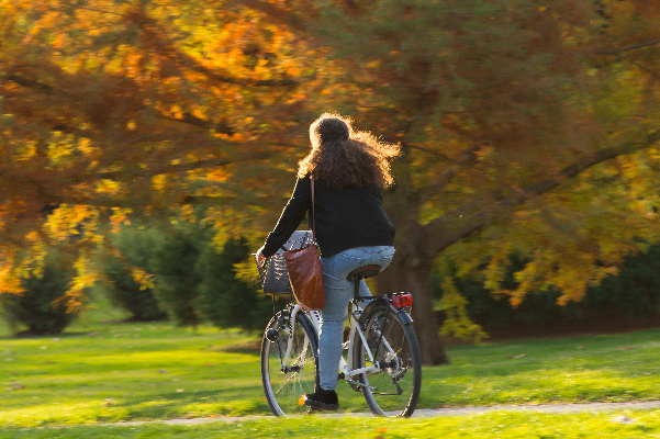 Alumna paseando en bici