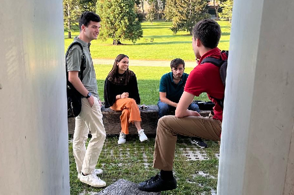 Estudiantes entrando en el campus