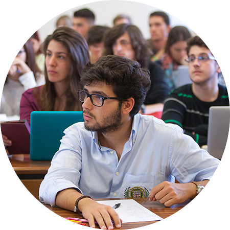 Alumnos de la Facultad de Filosofía y Letras en clase