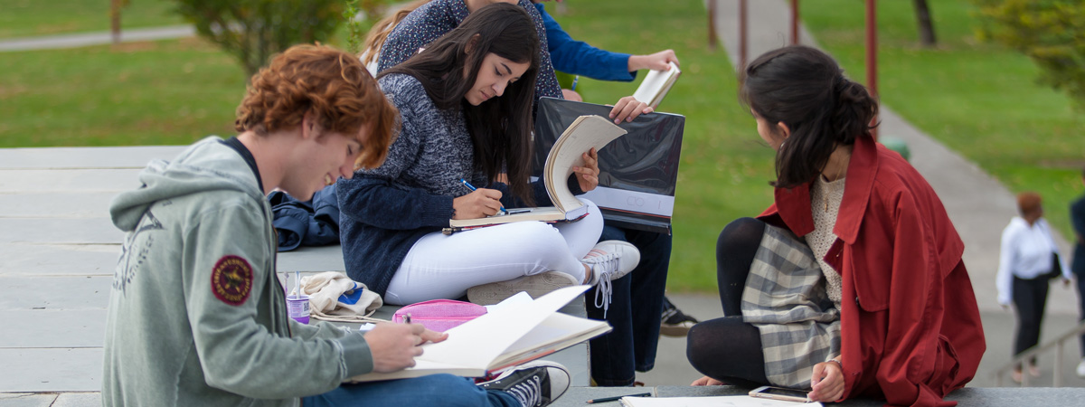 Alumnos de la Escuela dibujando en la explanada de la Biblioteca