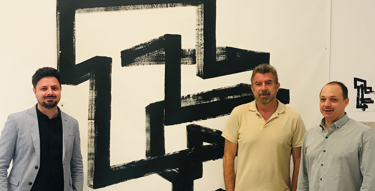 Ariel Elizalde, delante de una de sus pinturas, entre los profesores Fernando Alonso y Juan Roquette, coautores del libro "Barrutik" sobre su obra escultórica