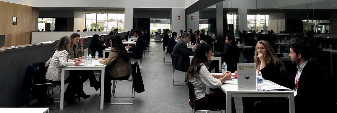 Estudiantes de máster de la Escuela de Arquitectura participan en el Recruiting Day II 
