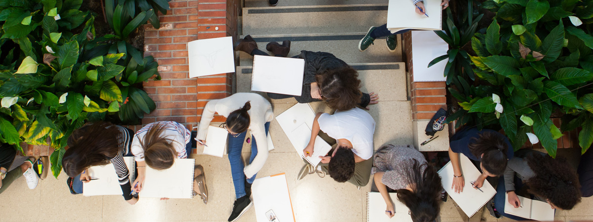 Alumnos dibujando en uno de los pasillos de la Escuela