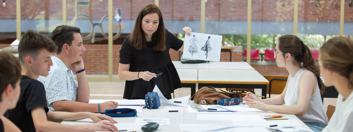 Alumnos de Diseño en uno de los talleres de la Escuela