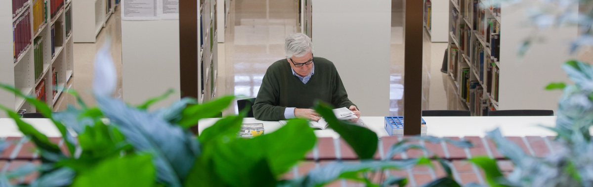 Profesor en la Biblioteca de la Escuela de Arquitectura