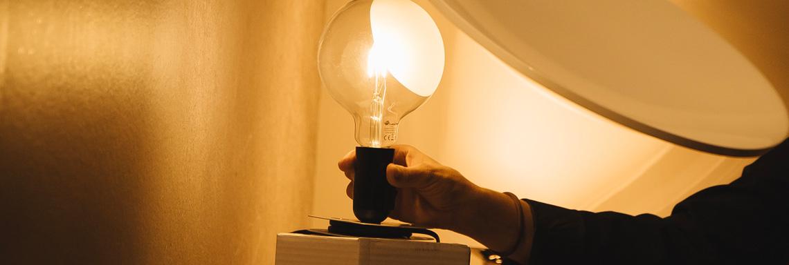 Los estudiantes de tercero del Grado en Diseño exponen sus diseños de lámparas en Saltoki 