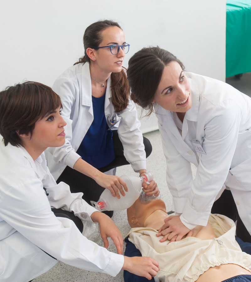 Alumnos del Grado en Medicina durante el Examen de Competencias Objetivo y Estructurado (ECOE)