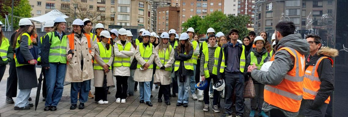 Los alumnos de 1° de Arquitectura visitan los nuevos apartamentos tutelados de Azpilagaña