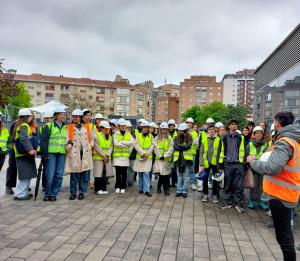 Los alumnos de 1° de Arquitectura visitan los nuevos apartamentos tutelados de Azpilagaña