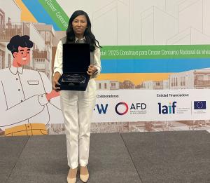 Sandra Flores, PhD student of the School, receives the award of the National Competition for Social Housing in Peru.