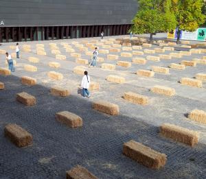 Hay bales at place of the Presidium? We celebrate the '72 Encounters