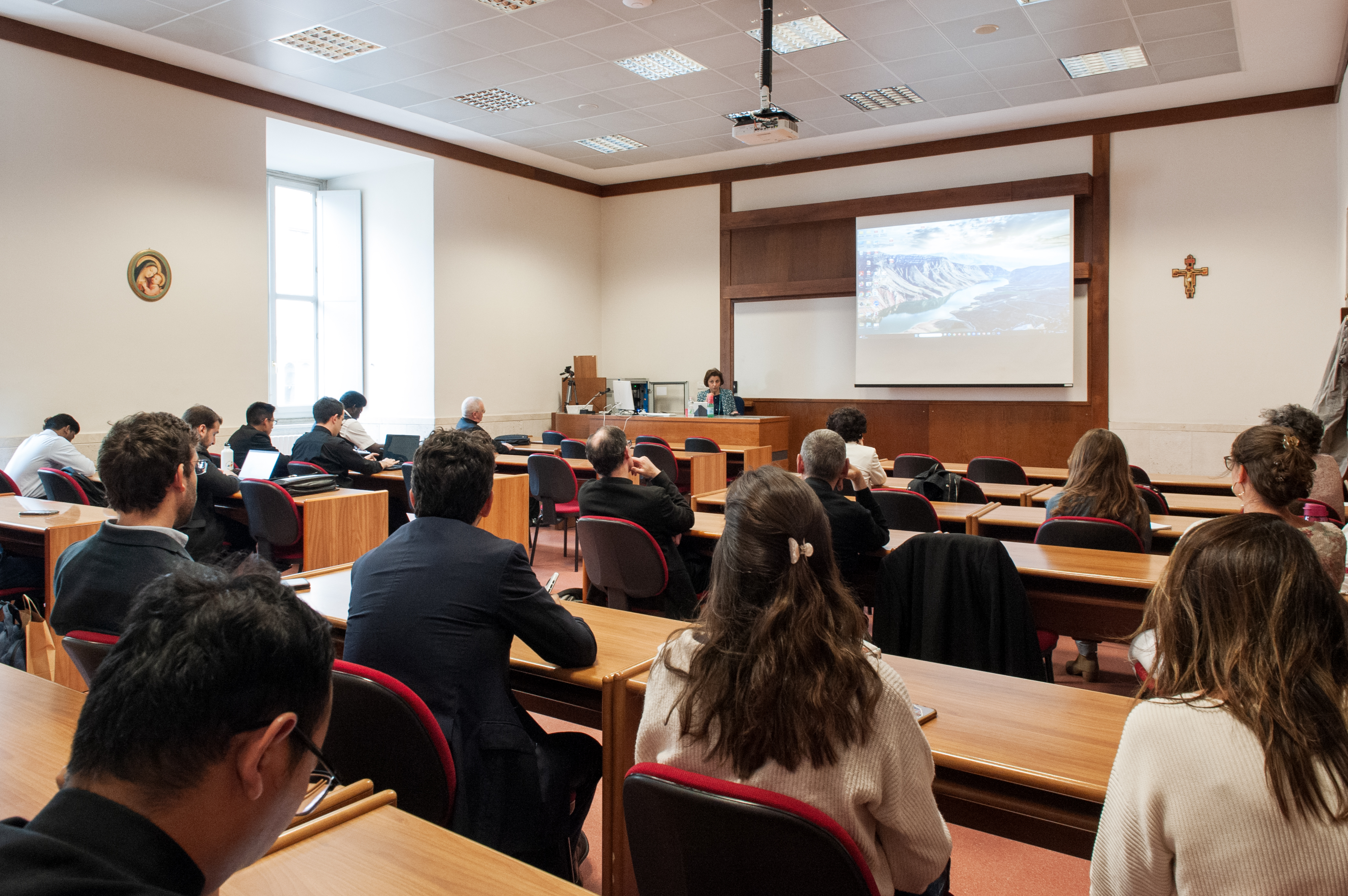 Seminario en la Pontificia Universidad de la Santa Cruz