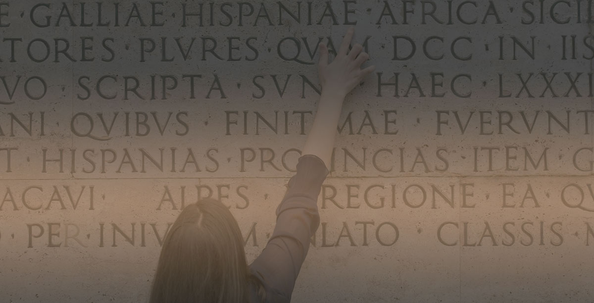 Chica señalando inscripciones