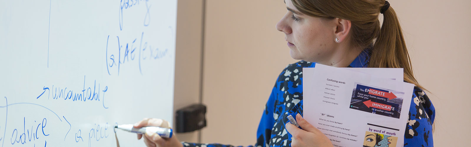 La profesora de inglés Hanna Babarowska escribiendo en la pizarra.