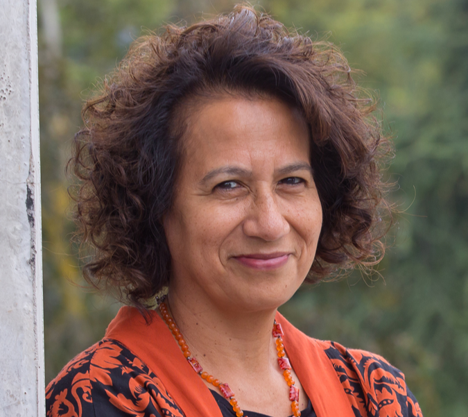 Dña. Stella Salvatierra