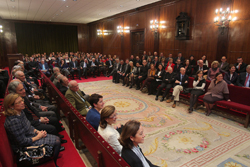 - En el acto, donde se presentó su último libro, el rector destacó su labor 