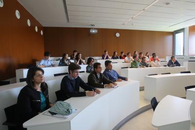 Alumnos de la Facultad escuchan la charla de salidas profesionales en el sector 